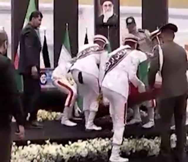 apirok17790's tweet photo. امیدوارم این بار هم درز خشتک تشریفات حماسه بیافریند. https://t.co/DZejJbz1E3
