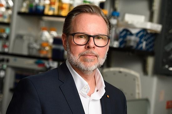 JHUBME's tweet photo. Jeff Coller has become a powerful public voice for science.

In response to federal mRNA research cuts, the @JohnsHopkins biologist has written op-eds, done interviews, and defended evidence-based science. 

Read more: https://t.co/dkNWD9rjBT https://t.co/cIkwlCB1lO