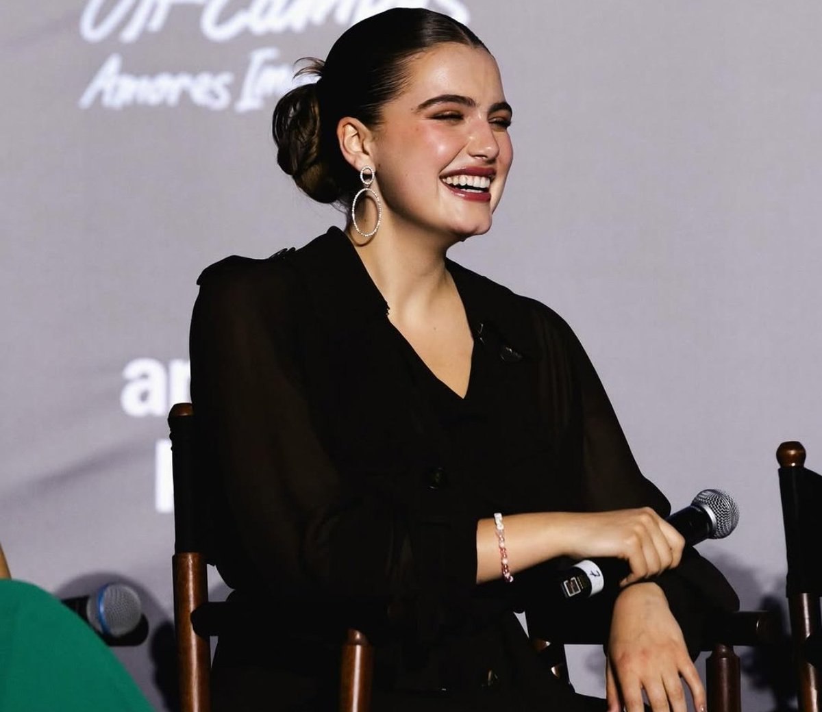 antothebursin_'s tweet photo. Ella Bright avrà pure 19 anni ma fa dei ragionamenti che non sembrano della sua età.. lei che dice di essere felice di essere single e di godersi questo momento da sola, con l'amore della sua famiglia, dei suoi amici e del cast.. amore hai vinto tutto ❤️
#EllaBright #OffCampus https://t.co/x8I7rhpa2k