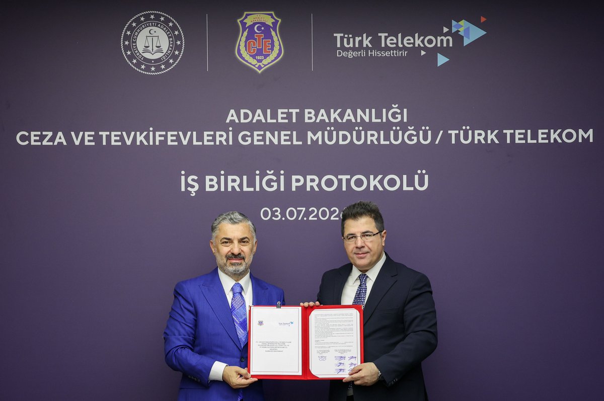 TTMedyaMerkezi's tweet photo. Türk Telekom, kamu kurumlarının dijital dönüşüm süreçlerine öncülük etmeyi sürdürüyor.

Ceza infaz kurumlarında yıllardır başarıyla uygulanan Akıllı Teknolojilerin Ceza İnfaz Kurumlarına Entegrasyonu Projesi (ACEP) ile dijitalleşme süreçlerine katkı sağlayan Türk Telekom, T.C. Adalet Bakanlığı Ceza ve Tevkifevleri Genel Müdürlüğü ile imzaladığı yeni iş birliği protokolü kapsamında dijitalleşme süreçlerini yapay zekâ ve yeni nesil teknolojilerle bir üst seviyeye taşıyor.

Yeni protokolle birlikte ACEP'in yapay zekâ odaklı teknolojilerle geliştirilmesi hedeflenirken, kamu hizmetlerinde verimliliğin artırılması, süreçlerin daha güvenli, hızlı ve etkin şekilde yönetilmesi ile dijital devlet vizyonunun güçlendirilmesi amaçlanıyor.

https://t.co/cgKfZPnonR