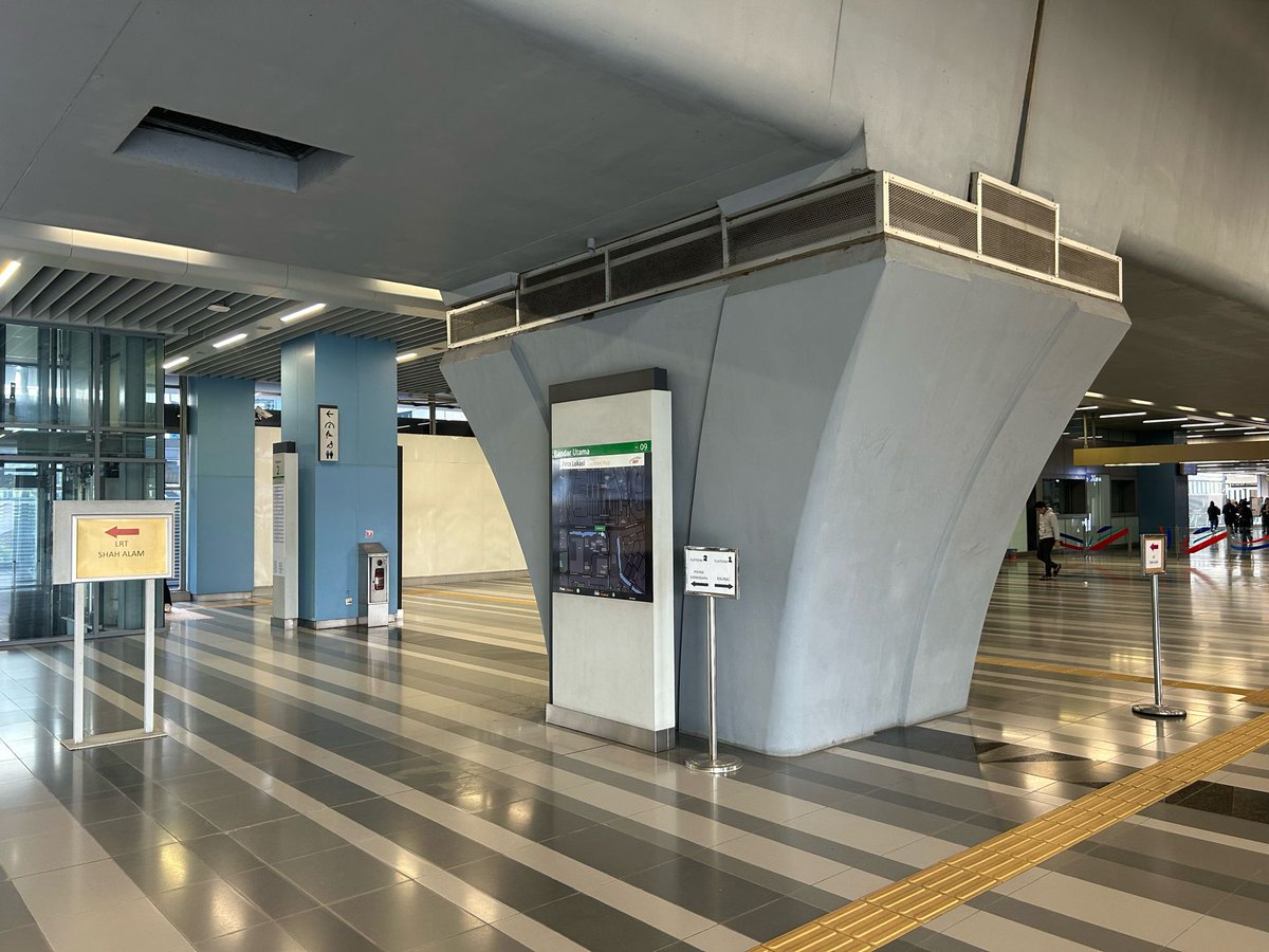 ErnestOnPT's tweet photo. Barely a week and paper wayfinding signs have appeared at Bandar Utama and Glenmarie LRT stations

Paper signs are often a symptom of bad design, especially for interchange stations on LRT3 where confusion can occur with the weird ticketing situation and odd station flows https://t.co/umPM3QTCLF