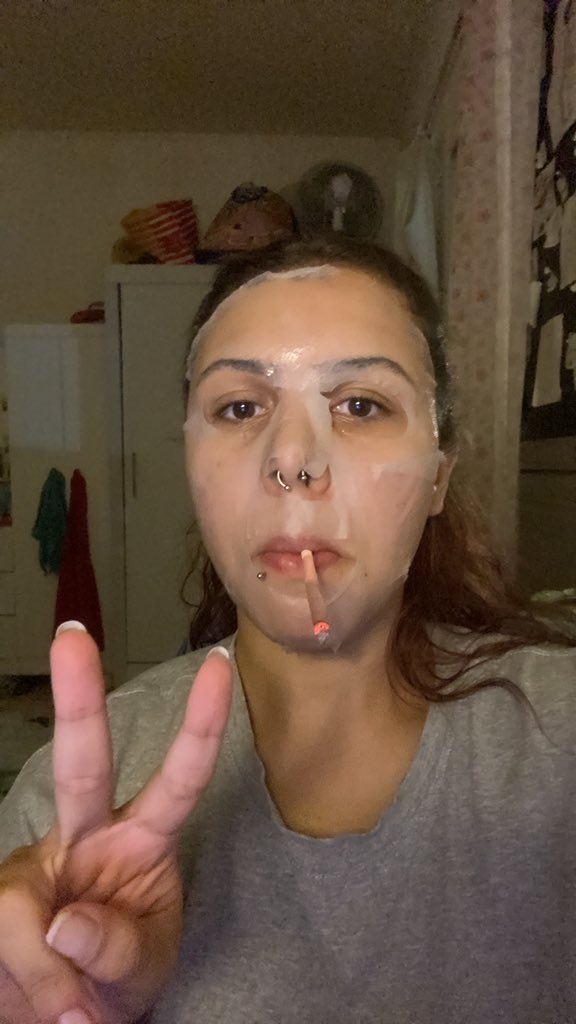cR4ckStar's tweet photo. nenhuma performance vai ser melhor da que eu faço no meu quarto numa quinta à noite https://t.co/vZZyyseKLL