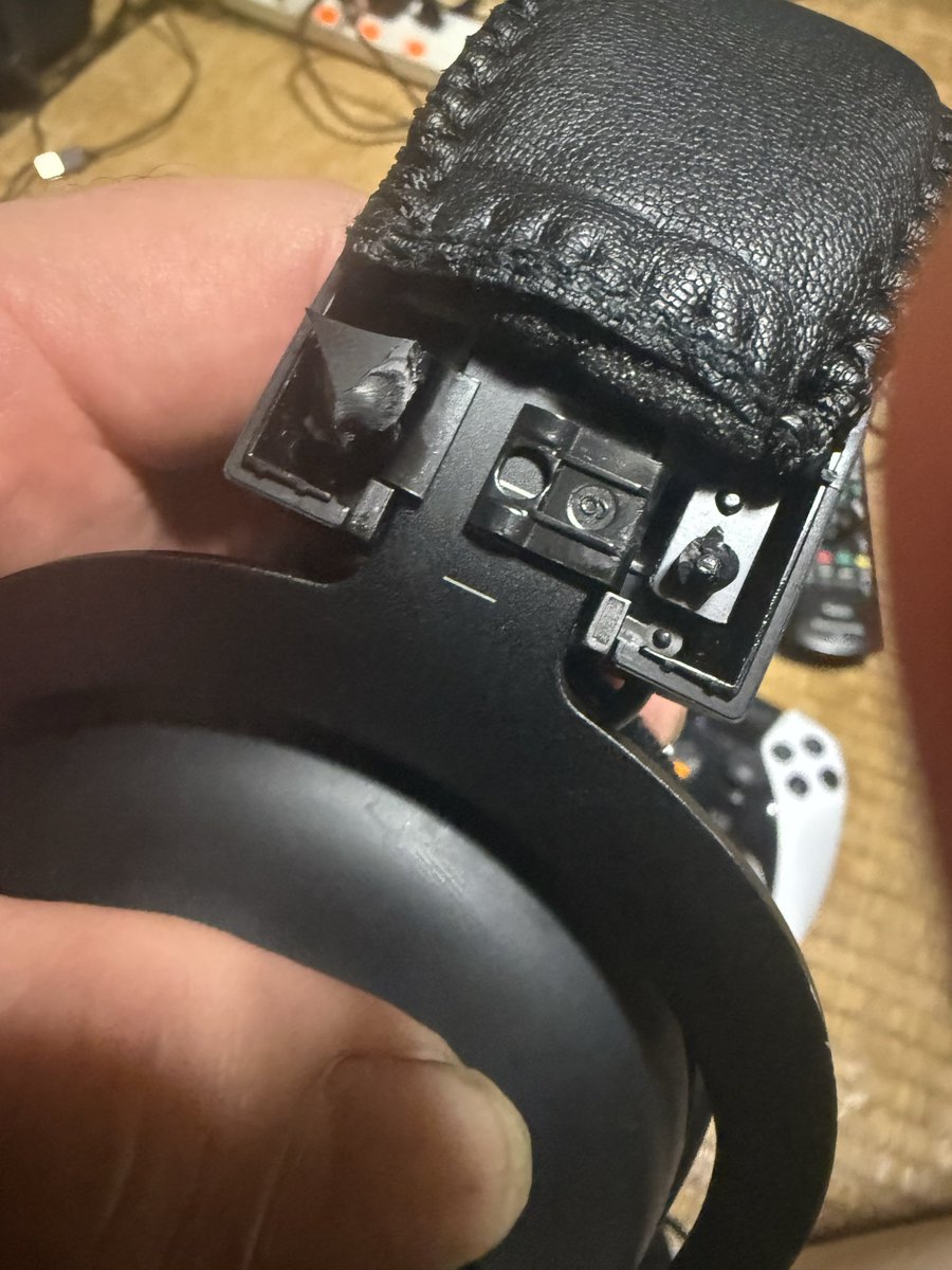 suregun's tweet photo. こんな事あるんや…
G PRO Xが逝きました…😭 https://t.co/fnSunNBFNH