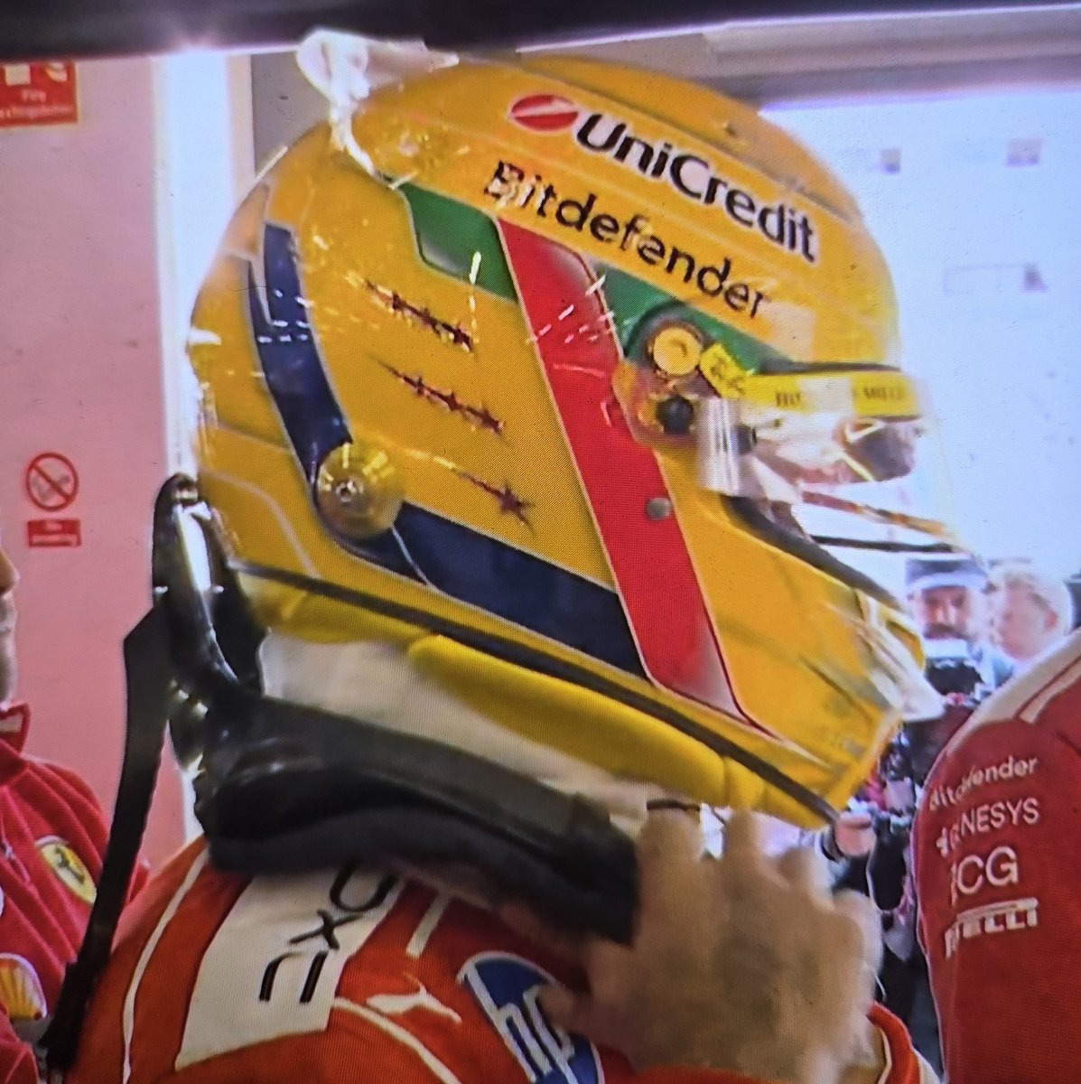 Jujulibs's tweet photo. O capacete especial do lewis é inspirado naquele que começou na mclaren, a diferença agora sendo as 7 estrelinhas dos títulos eu tô encantada https://t.co/oBskDIVYKa