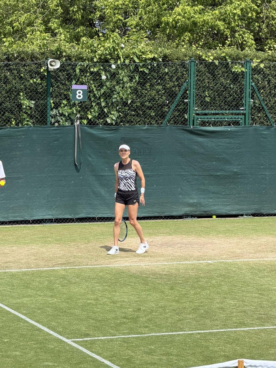 arturgac's tweet photo. 🚨Iga Świątek z Agnieszką Radwańską dzieli kort. Ale sztos. Zaczęły gierkę❗️ #wimbledon https://t.co/ivCl68l96H