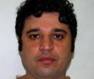 Point__Pop's tweet photo. Thiago Mattos Rocha, de 47 anos, está sendo procurando pela polícia após afogar e matar o próprio cachorro na praia de Copacabana. https://t.co/yxBL2Lrnhd