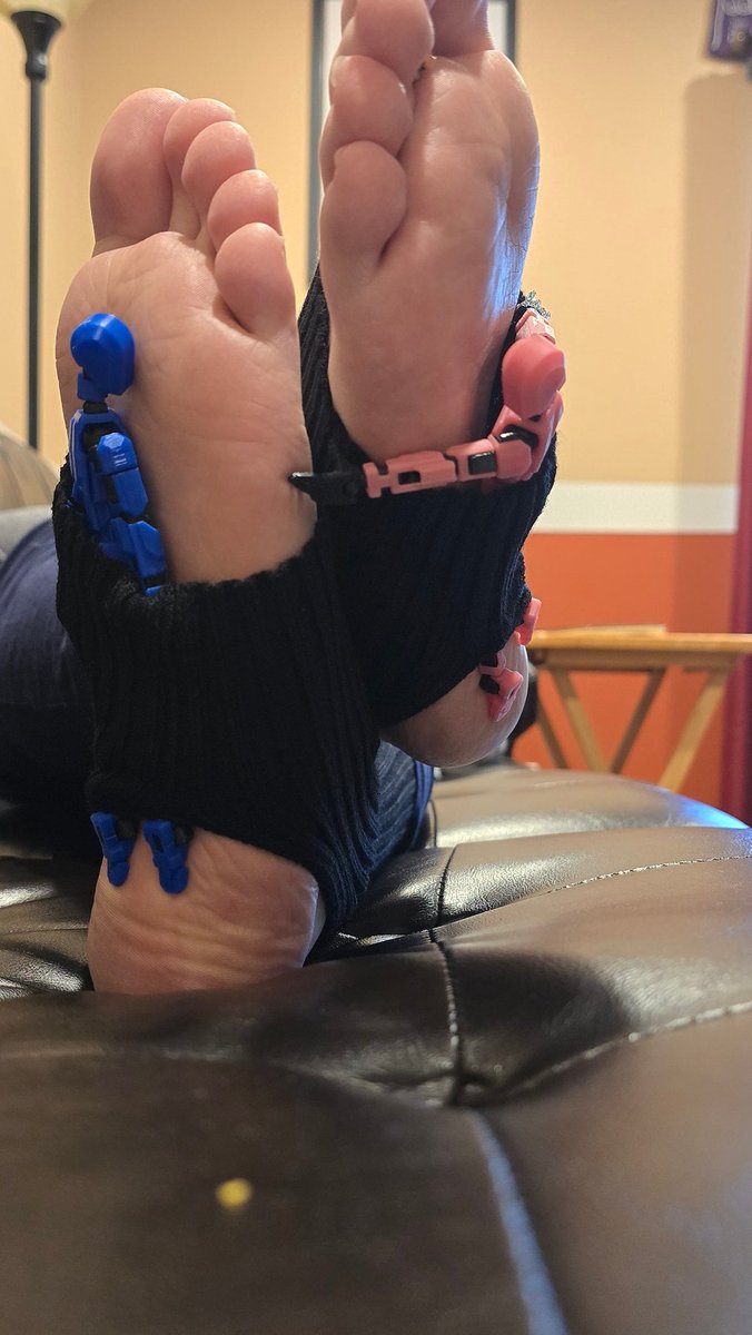 underpawwannabe's tweet photo. Yeah, that's it.
Keep reaching for him hun. He can definitely save you.
#sizetwitter #boyfeet #malegiant #tinywoman https://t.co/vCPEmB8dKi