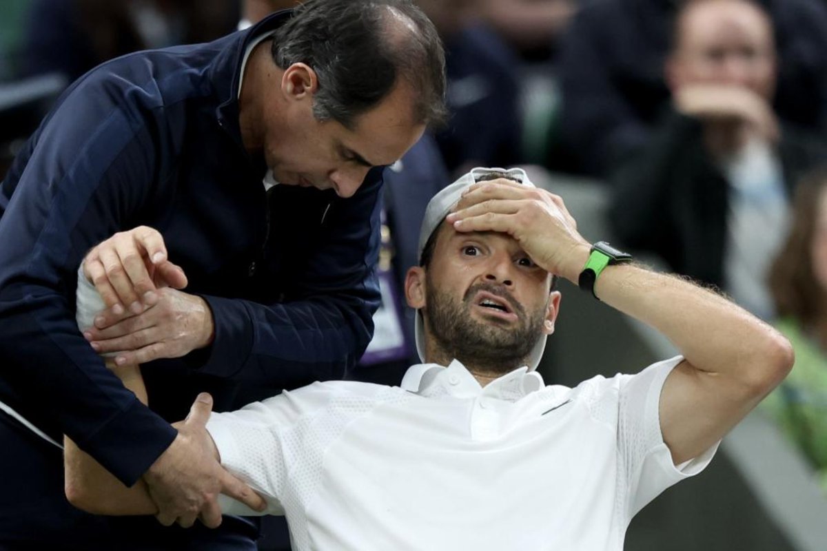 Analistas_Tenis's tweet photo. 🚨 10 jugadores que llegan tocados… pero vuelven a competir en #Wimbledon 🎾🤕
❤️ Se agradece, es info top 

👀 Mucha atención a su estado físico antes de sus próximos partidos:

•C. Osorio: Recibió tratamiento fuera de la pista ante Linda Nosková por aparentes molestias en la zona lumbar. Vuelve a competir en dobles.

•Z. Svajda: Solicitó un MTO por problemas en la cadera durante el tercer set ante Majchrzak. Su próximo rival será Alex de Minaur.

•L. Samsonova: Recibió un MTO por molestias en la muñeca en el tercer set frente a Shnaider. Se medirá a Marie Bouzková.

•A. Fery: Fue atendido tras una caída en la que se golpeó la rodilla. Pese al susto, volverá a jugar ante Zizou Bergs.  

•R. Jódar: Sufrió varias caídas y acabó con molestias en la cadera ante Pablo Carreño. Ya llegaba con dudas físicas y ahora se enfrentará a Mochizuki.  

•B. Krejčíková: Terminó su partido ante Mirra Andreeva con problemas de ampollas en los pies. Su siguiente encuentro será ante Bartůňková.  

•E. Alexandrova: Viene de superar un esguince sufrido en su anterior encuentro y volverá a la pista para enfrentarse a Iva Jovic.

•T. Paul: Arrastra problemas de salud y molestias en la mano. Recibió tratamiento en su último partido y ahora jugará frente a Hubert Hurkacz.

•G. Dimitrov: Aunque derrotó a Menšík, venía de necesitar varios MTO por problemas físicos en su partido anterior. Su próximo rival será Matteo Berrettini.  

•T. Griekspoor: Arrastra problemas físicos tras solicitar varios MTO en su último encuentro y tiene previsto reaparecer en el cuadro de dobles.