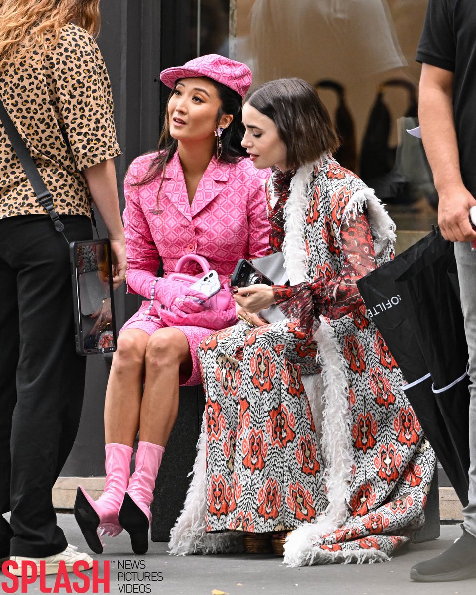 lilycollins_br's tweet photo. Lily Collins e Ashley Park durante as gravações de "Emily in Paris" ontem, 02, em Paris. ✨️💕 https://t.co/mwphUqWaKH