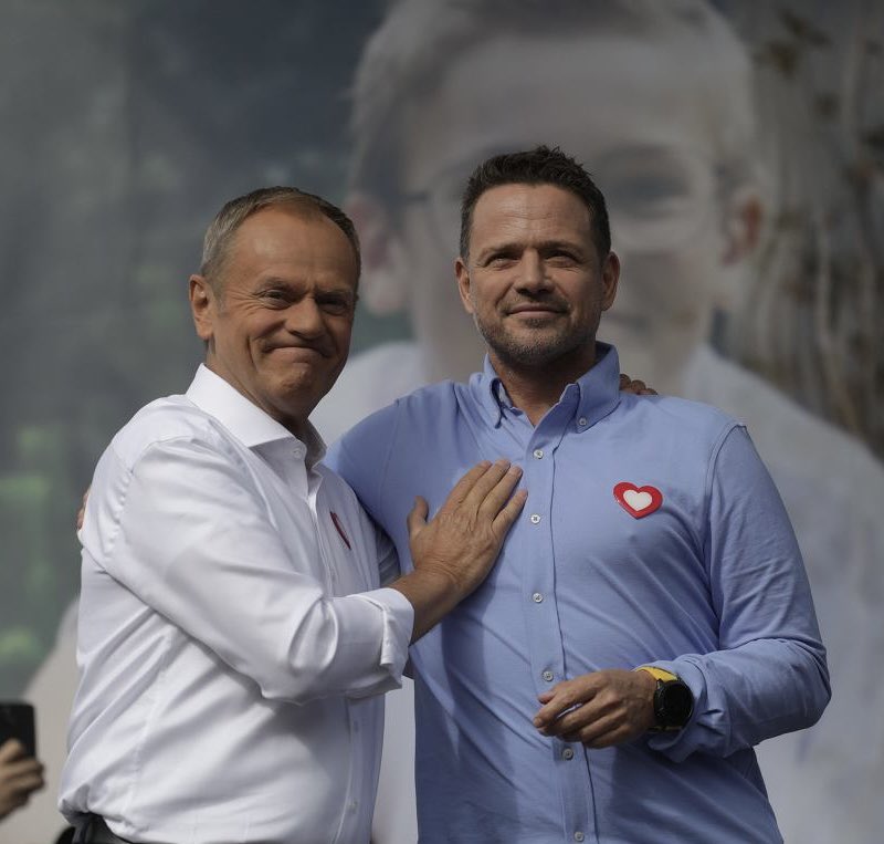 chrzanikx's tweet photo. Podsumujmy: 

> Trzaskowski zamiast zdymisjonować swojego kolegę ze szkoły, który faktycznie odpowiadał za Szpital Południowy, zdymisjonował 2 kobiety 
> do tego znów skłamał, że nie było sygnałów o nieprawidłowościach 
> Tusk przyznał, że saloniki VIP istnieją 
> zapowiedział walkę z omijaniem kolejek ale Pępek nie poniosła konsekwencji 
> do tego powiedział, że nie wycofa się ze swoich słów o braku wiarygodności Emila Jędrzejewskiego 

Kolejny dzień, kolejna kompromitacja, brawo panowie! ( ͡~ ͜ʖ ͡°)