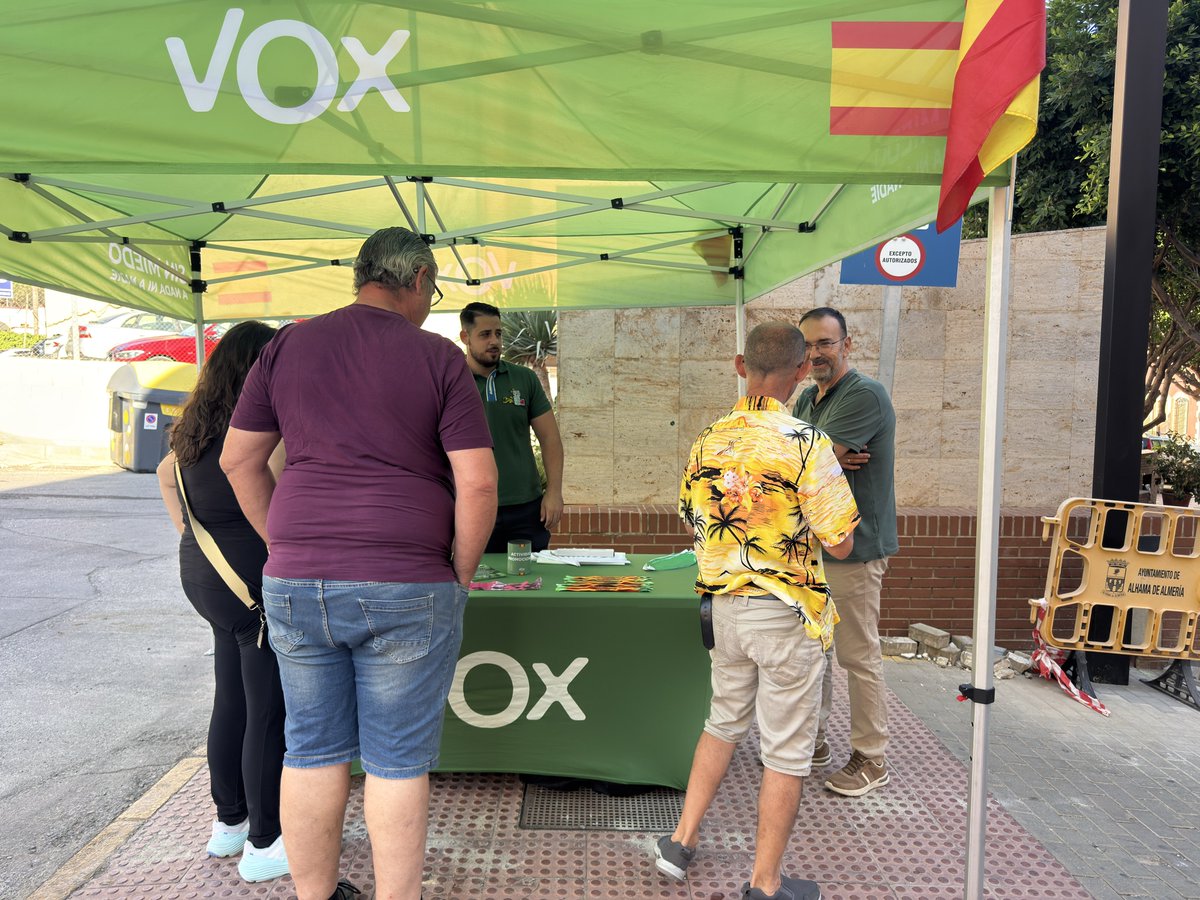 Vox_Almeria's tweet photo. 👏 Gran ambiente en la mesa informativa que hemos celebrado esta mañana en Alhama de Almería. 

Los vecinos están hartos del abandono que sufren y lo dicen alto y claro: Quieren prioridad nacional. https://t.co/zzCJf0uHph