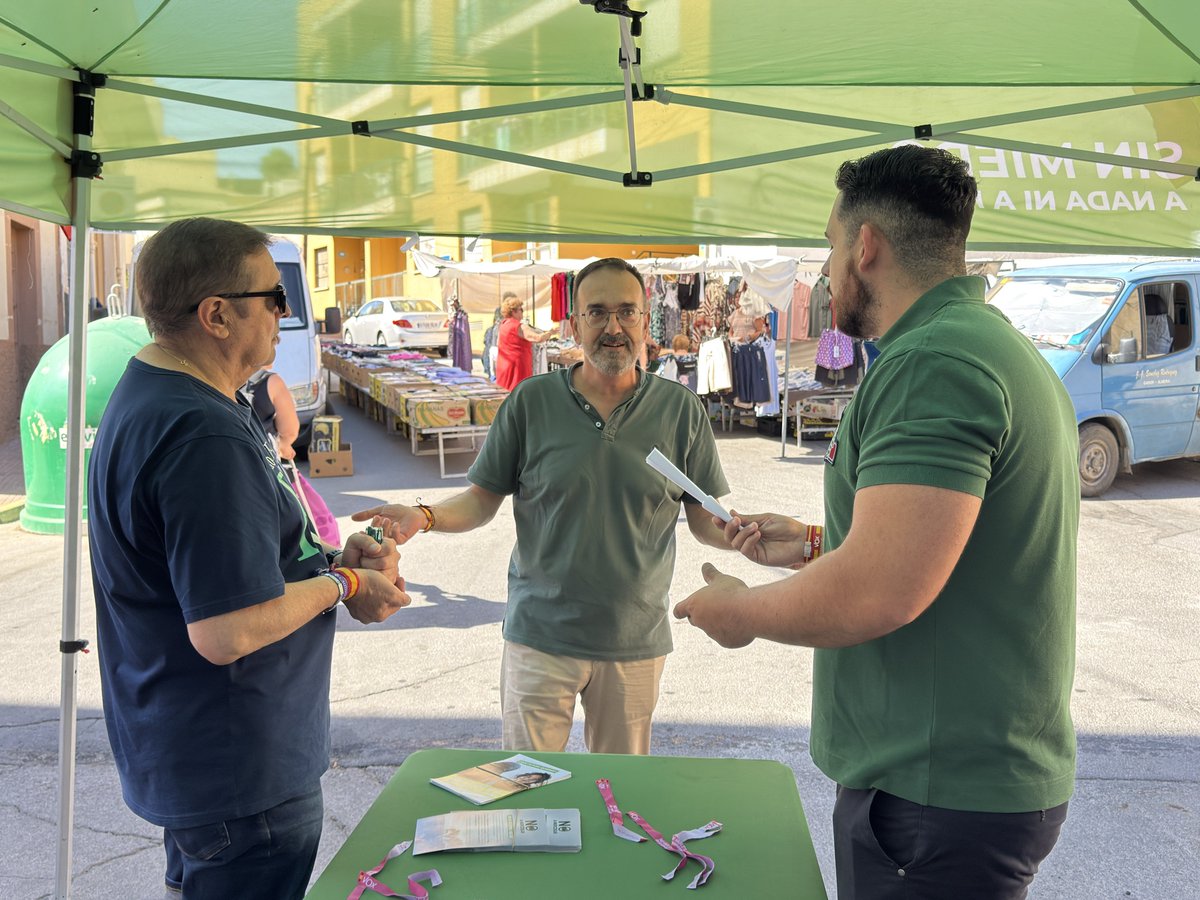 Vox_Almeria's tweet photo. 👏 Gran ambiente en la mesa informativa que hemos celebrado esta mañana en Alhama de Almería. 

Los vecinos están hartos del abandono que sufren y lo dicen alto y claro: Quieren prioridad nacional. https://t.co/zzCJf0uHph