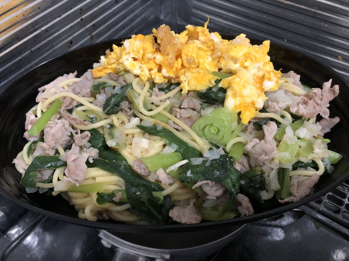K2Back's tweet photo. 本日もにんにくは断って胡瓜を齧り豚バラ玉ねぎ小松菜を炒める！！納豆トッピングのインディアンスパゲッティ🤣 https://t.co/Dudjmimoas