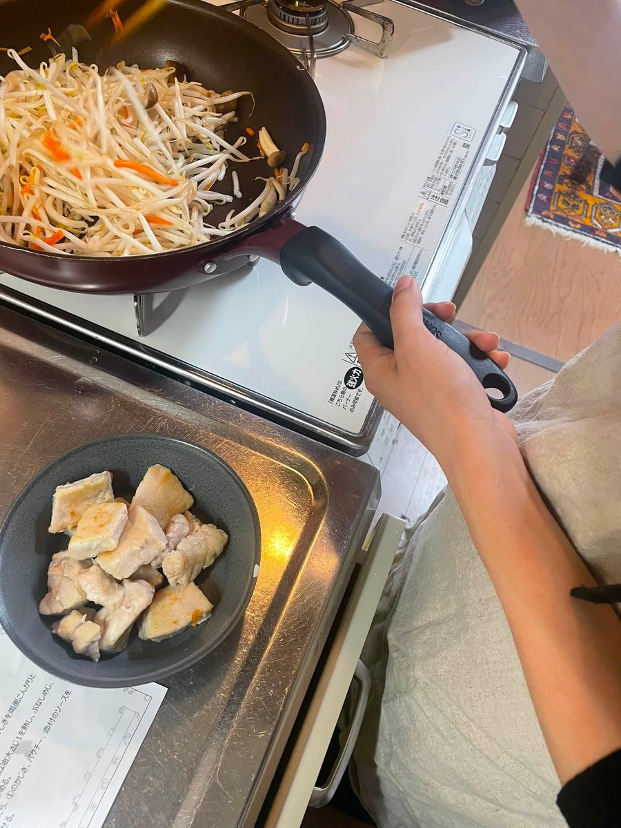misa946's tweet photo. 【娘とお昼ご飯】7.3

私の選挙や本人の #就職活動 などもあって、大学生の次女とは一緒に暮らしていながら、なかなか並んで #キッチン に立つことができないでいましたが、今日は午前中、久々に一緒に料理。#生活クラブ生協 の #ビオサポ食材セット を使い、「白身魚と野菜パクチー炒め」を作りました。

ご利用になった方はお分かりだと思いますが、実は「作る」というほどの手間でもないのですが、それでも #かじきマグロ を一口大に切って、小麦粉をまぶす下準備まではしょろうとする娘😆　「その一手間が美味しくなる秘訣❗️」と教えたり、野菜の炒め熱加減を教えたりする私。

やっぱり一緒に作業することの大切さを感じました。美味しくできました〜。忙しい毎日。ビオサポ食材セットにも感謝です。