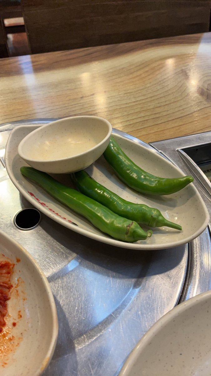 mobile_adviser's tweet photo. この巨大な唐辛子は絶対食べてはいけないものだと思ってたけど齧ったら、ただのピーマン！ https://t.co/JC2aKU66bL