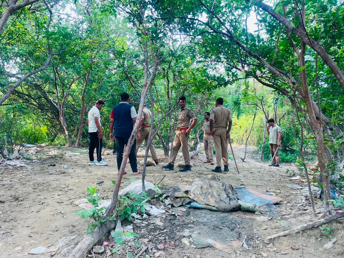 gorakhpurpolice's tweet photo. #gorakhpurpolice 
#PoliceAction

➡️#PsRajghat पुलिस व आबकारी टीम द्वारा 03 कुन्टल लहन, 20 भट्ठी व शराब बनाने के अन्य उपकरण को नष्ट किया गया ।

#UPPolice 
@dgpup @AdgGkr @adgzonegkr @diggorakhpur https://t.co/WEpPJZGNwB