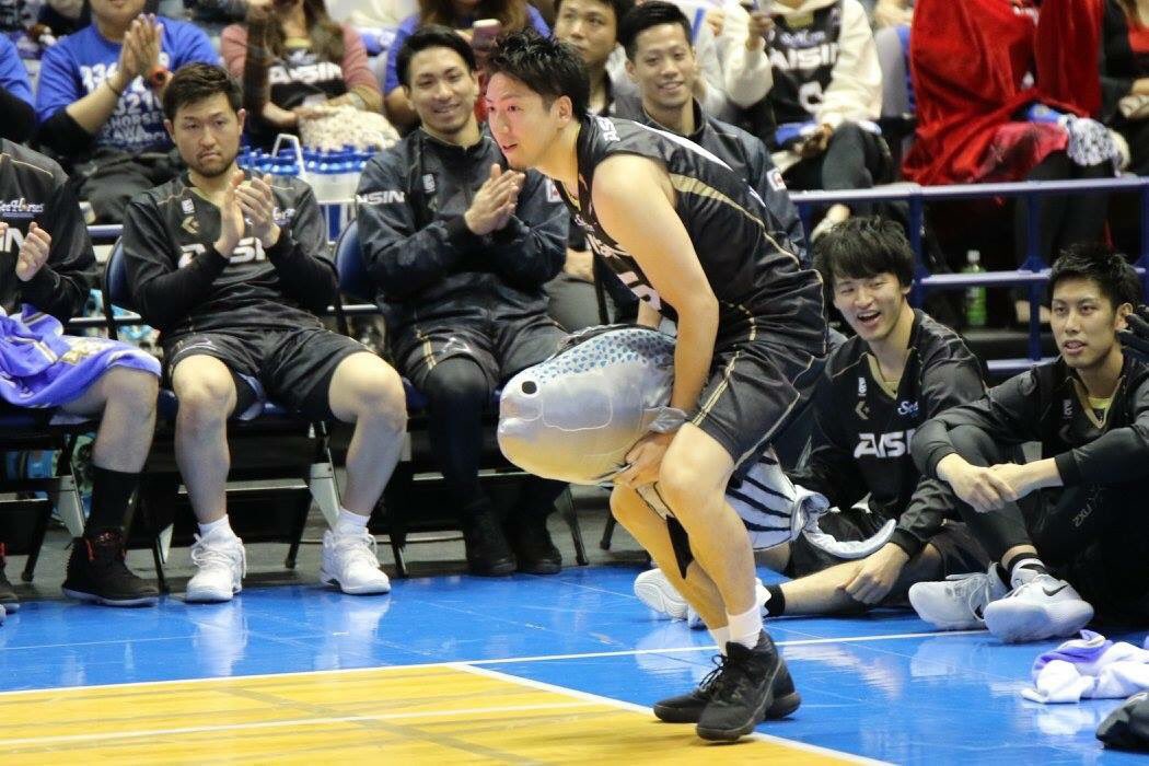go_tatsuwo's tweet photo. マコ＆おでんくんが一緒にコート立ってるのは胸熱だ…🐟🍢

#AkatsukiJapan 
#FIBAWC x #StepItUpJapan https://t.co/c6kncHsuBc