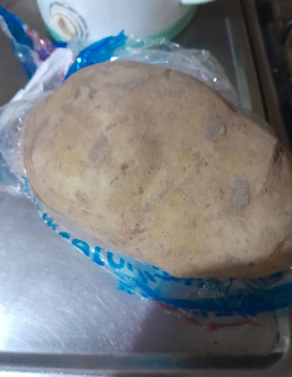 porqueTTarg's tweet photo. "Papa"

Porque una chica hizo la compra del supermercado online, pidió 1 kilo de papa y le mandaron una papa de 1 kilo. https://t.co/je70E18bFy