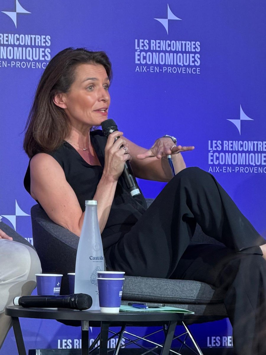 C_MORANCAIS's tweet photo. Aux Rencontres économiques d’Aix pour dire que le temps n’est plus aux alertes sur nos finances publiques, il est à l’action : la fête est finie !
Face à « un modèle en faillite » autant qu’à « la faillite d’un modèle » il est indispensable de le réformer en profondeur si nous voulons le sauver.
Inscrire la règle d’or budgétaire dans notre constitution – interdire de financer le fonctionnement par la dette, comme peut le faire n’importe quelle famille ou entreprise- est une question de responsabilité. Nous le devons à nos enfants.
Pourquoi le bon sens serait-il la règle partout, sauf dans la sphère politique ? #Reaix