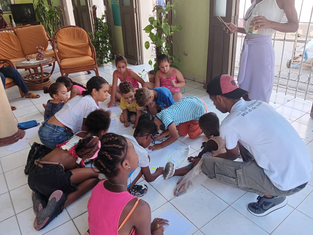 CastilloMojena's tweet photo. Los talleres de verano que imparte la Dirección Nacional de la Brigada José Martí en el Centro Literario Infantil Leonor Pérez, iniciaron desde las artes visuales, con la participación de niños y niñas del consejo popular San Isidro en el municipio Habana Vieja. #VeranoConMiGente https://t.co/WKwvpBkOUy