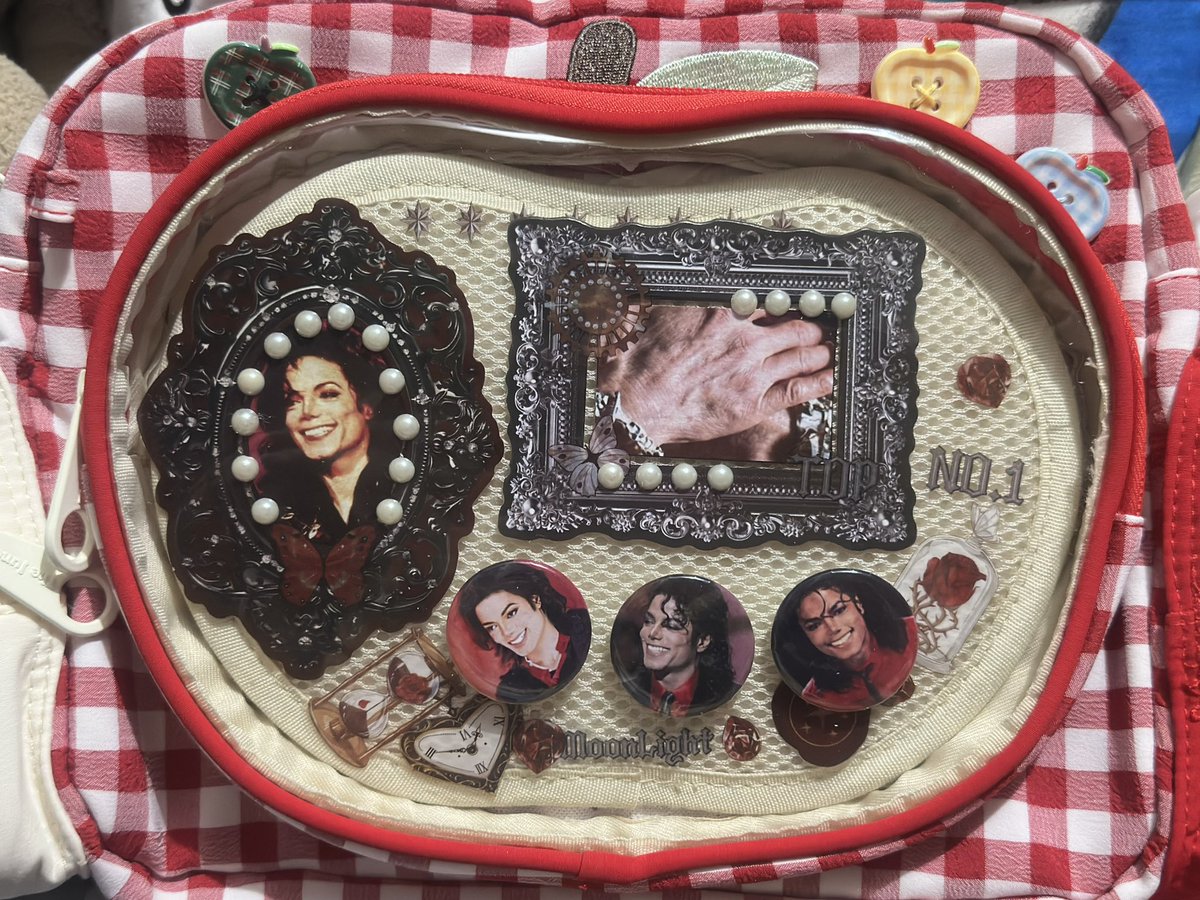 applhds's tweet photo. hi, not new to stan twitter but i'm looking for #mjtwt #michaeljacksontwt moots/ oomfs!

my favorite songs are:
- leave me alone ⭐️
- break of dawn 
- morphine ⭐️
- ghosts
- scream ⭐️ (&amp; more!)

leaving my mj apple ita bag here for yall to see + my mj gallery at ponte 16 sweater! https://t.co/GwnT7YU0Vp