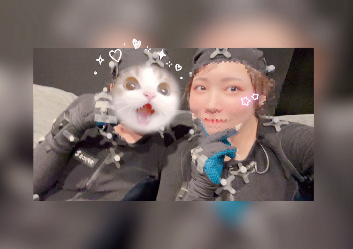 __onedance's tweet photo. ＼時には先生じゃなくて、キャラクターになる日🎥／

現場ではいつも汗との戦い…💦
え、何この格好？と思われるかもしれませんが、これが私のもう一つの仕事の姿、#モーションアクター です🌸

Vtuberだけだと思われがちですが、様々なシーンでキャプチャー技術は使われていてとても奥深い仕事のひとつです😎

上半身だけじゃなく、全身に十字のようなマーカーがいっぱいついてるの…凄いﾊｲﾃｸ👏✨️