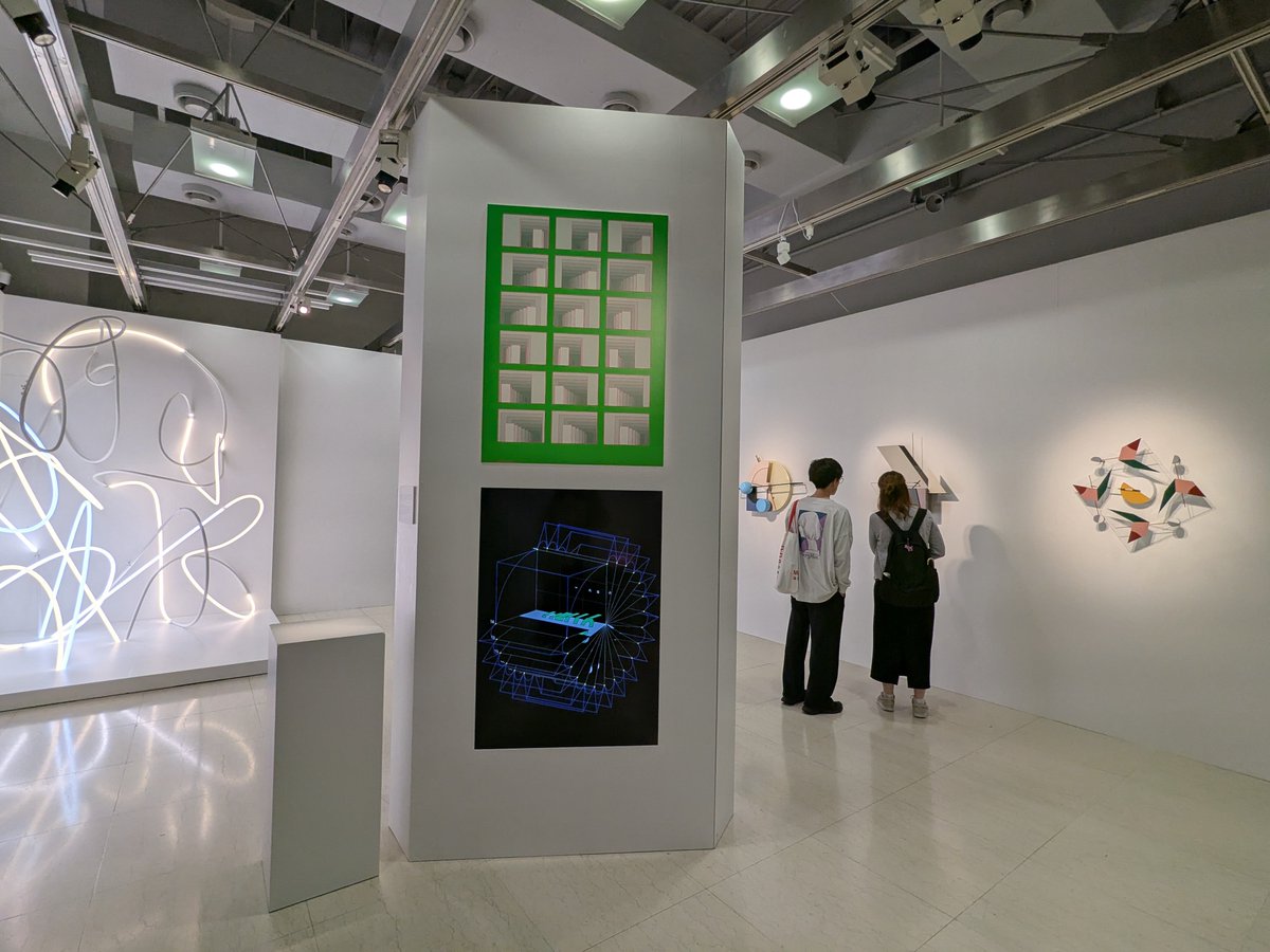 anna_ishr's tweet photo. PR支援先のSpline Design Hub @spline_info が制作に携わっている「井口皓太 モーショングラフィックス」展、見てきました。
グラフィックが立体になって動き出して、新たな見方ができて面白い。
地下の展示も充実していて、もっとCEKAIの本じっくり読みたかった。
明日最終日なので、まだの方ぜひ！ https://t.co/9GKmCpR4eD