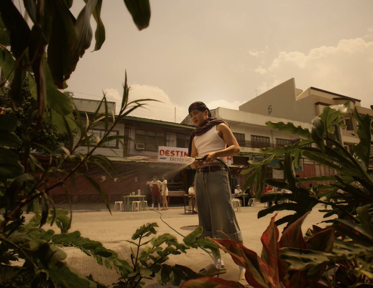 MUJIF1LM's tweet photo. habang nagye-yearn si rji kay jusa, si tomas naman nagye-yearn kay rji 

SINIGANG MV OUT NOW 
#ALAMAT #ALAMATSinigang https://t.co/1C03XXBO3P