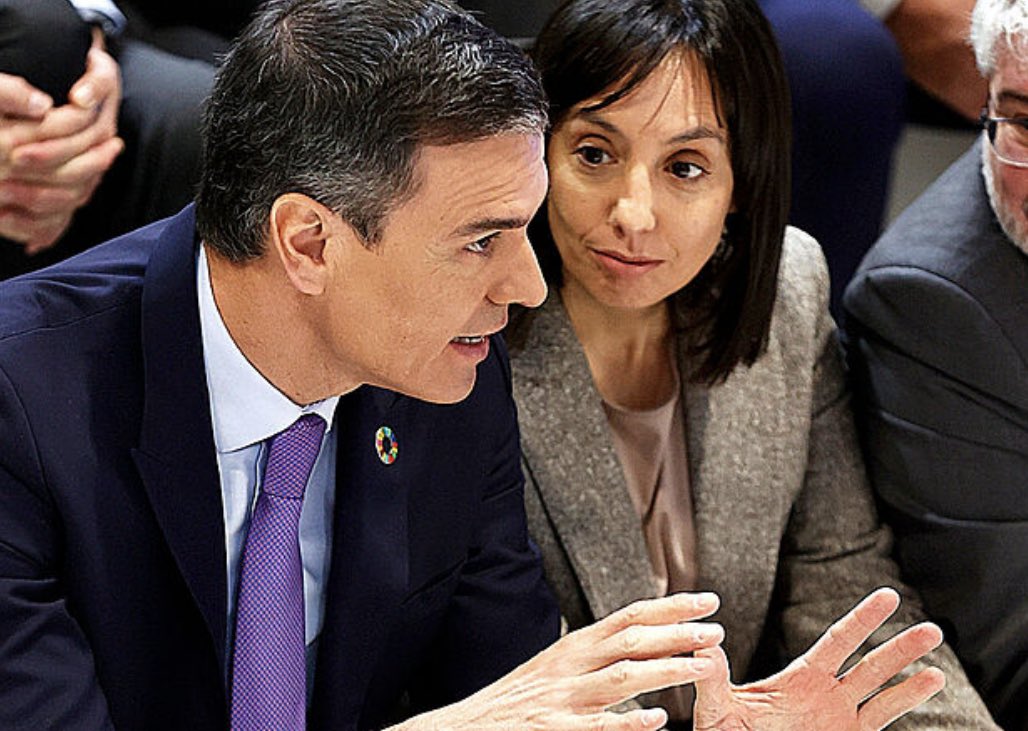 JSemperfree's tweet photo. ¿A quién tengo que cargarme, rey mío? https://t.co/1OsSJyXlQP