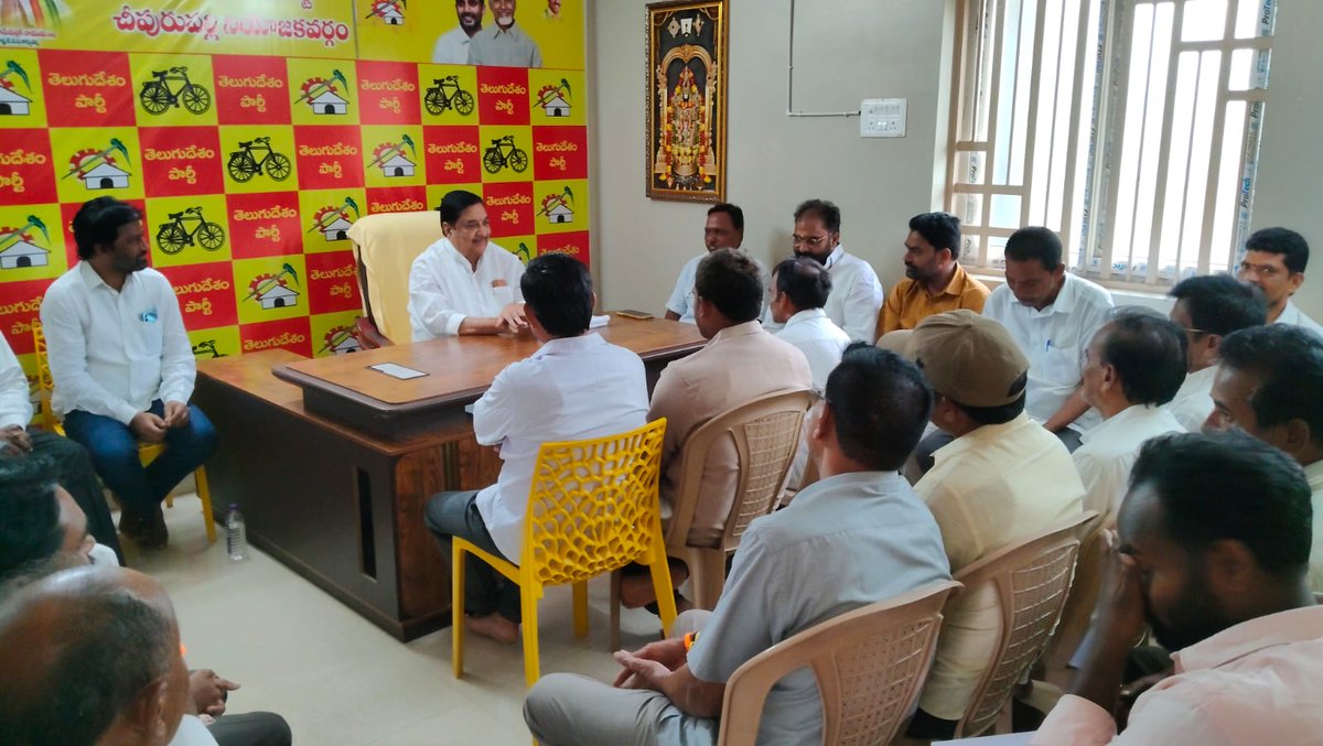 KimidiKalaOffl's tweet photo. చీపురుపల్లిలోని మన పార్టీ కార్యాలయంలో ఈరోజు జరిగిన క్యాడర్ సమావేశంలో పాల్గొని, కార్యకర్తలతో ముఖాముఖి చర్చించాను. క్షేత్రస్థాయిలో పార్టీ బలోపేతానికి, ప్రజాసేవకు కార్యకర్తలు అందిస్తున్న సేవలను అభినందిస్తూ.. వారికి ఎల్లప్పుడూ అండగా ఉంటానని భరోసా ఇచ్చాను. https://t.co/X9WQodikmZ