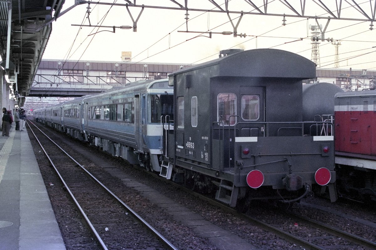 Tuccy1968's tweet photo. #珍連結の列車をしれっとさらそう
1988年12月17日の宇都宮駅にて
JR東海キハ85＋樽見鉄道ハイモ230-313＋JR四国キハ185の3社まとめて甲種輸送 https://t.co/nvBc2a7WTG