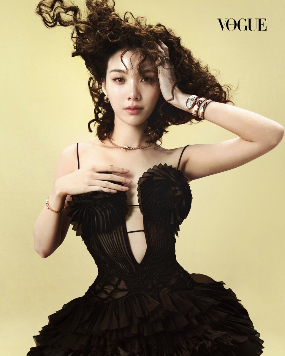 VogueThailand's tweet photo. ได้เรียนรู้อะไรจากการทำงานในวงการนี้บ้าง

@ormmormm : ออมคิดว่าสิ่งที่ได้เรียนรู้มากที่สุดคือเรื่องของความอดทนค่ะ เพราะยอมรับเลยว่าเมื่อก่อนเป็นคนที่มีความอดทนค่อนข้างน้อย เนื่องจากไม่ได้ต้องฝืนหรืออดทนกับอะไรมากนัก คุณแม่กับคุณพ่อสอนมาว่าอะไรที่ไม่อยากทำก็ไม่ต้องฝืน คือไม่ได้ตามใจนะคะ แต่ว่าอะไรที่ไม่ชอบ เขาก็หาทางอื่นมาเสริมให้ แต่พอเข้ามาทำงานในวงการนี้ ออมได้เรียนรู้ว่าหลายอย่างไม่ได้ขึ้นอยู่กับเราคนเดียว การทำงานเป็นเรื่องของทีมเวิร์ก อย่างเวลางานล่าช้า แทนที่จะบ่นตามความรู้สึก เราก็พยายามเข้าใจว่าปัญหาเกิดจากอะไร เพราะเมื่อได้เห็นเบื้องหลังการทำงานจริงๆ จะรู้ว่าทุกอย่างมีขั้นตอนและกระบวนการของมัน สิ่งนี้ทำให้ออมเข้าใจระบบการทำงานมากขึ้น มีความอดทนมากขึ้น และที่สำคัญคือมีความเห็นอกเห็นใจคนรอบตัวมากขึ้นด้วยค่ะ #VogueTHJuly2026 #VogueTHxOrm #BVLGARI 

เตรียมพบกับแฟชั่นเซ็ตเต็มพร้อมบทสัมภาษณ์ของเธอได้ในนิตยสารโว้กประเทศไทย ฉบับเดือนกรกฎาคม 2026 วางแผงทั่วประเทศเร็วๆ นี้!

ช่างภาพ : เอกรัชต์ อุบลศรี
สไตล์ไดเร็กเตอร์ : จิรัฏฐ์ ทรัพย์พิศาลกุล
นางแบบ : กรณ์นภัส เศรษฐรัตนพงศ์
ผู้ช่วยสไตลิสต์: กฤษณะ ฉั่วตระกูล และ ภัทรภร สมใจ
แต่งหน้า: สุรปรีย์ อชิรกุล
ทำผม: ศราวุฒิ ลาปะ
อาร์ตไดเร็กเตอร์: วิวาน วรศิริ
ฝ่ายโฆษณา: ณัชชา ชื่นอุระ