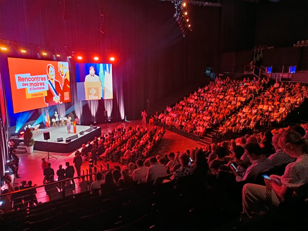 ecom_news's tweet photo. 🎤#Montpellier : Ce jeudi 2 juillet 2026, @CaroleDelga , présidente de la Région @Occitanie a organisé les Rencontres des maires d’#Occitanie à la Sud de France Arena de Pérols. Environ 4 500 maires et présidents d’intercommunalités de la région étaient conviés à ce rendez-vous annuel de dialogue, organisé en partenariat avec l’Association des maires et des présidents d’intercommunalité d’Occitanie @l_amf https://t.co/UL4E4Hc6sE