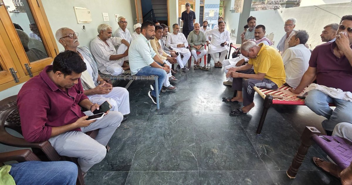 Maninder1370's tweet photo. सरधना विधानसभा के विभिन्न ग्रामों में हुए आकस्मिक
निधन की सूचना प्राप्त होने पर आज पूर्व केंद्रीय माननीय मंत्री एवं पूर्व सांसद मुजफ्फरनगर Dr Sanjeev Balyan जी,भाजपा के पूर्व जिलाध्यक्ष श्री Shiv Kumar Rana जी एवं सिवालखास विधानसभा क्षेत्र से भाजपा के पूर्व #प्रत्याशी श्री Maninder Pal Singh जी ने शोक संतप्त परिवारों से भेंट की।
​ग्राम #अझौता,#लावड_चिंदौड़ी,#झिंझाडपुर,#बहजदका, #रहावती,#नैड व #मीरपुर पहुंचकर दिवंगत आत्माओं को अपनी भावभीनी श्रद्धांजलि अर्पित की और शोकाकुल परिजनों से मिलकर उन्हें ढांढस बंधाया।
​"ईश्वर से प्रार्थना है कि पुण्यात्माओं को अपने श्रीचरणों में स्थान दें और इस असीम कष्ट की घड़ी में परिजनों को संबल व संताप सहने की शक्ति प्रदान करें ।
इस दौरान डायरेक्टर जिला सहकारी संघ मेरठ-बागपत डॉ. ओ.पी तोमर जी,क्षेत्रीय उपाध्यक्ष किसान मोर्चा श्री संदीप प्रधान जी,पूर्व मंडल अध्यक्ष श्री अनुज भाटी जी,पूर्व सदस्य जिला पंचायत मेरठ श्री भरतवीर गुर्जर जी,श्री जॉन धड़कन प्रधान जी,श्री विशाल पिलोना जी,श्री सूरज सभासद जी,श्री भोपाल सिंह जी,श्री कवीन्द्र सिंह जी,श्री रविंद्र चेयरमैन जी व पूर्व डायरेक्टर वीरेंद्र सिंह जी सहित ग्रामवासी साथ रहे ।
