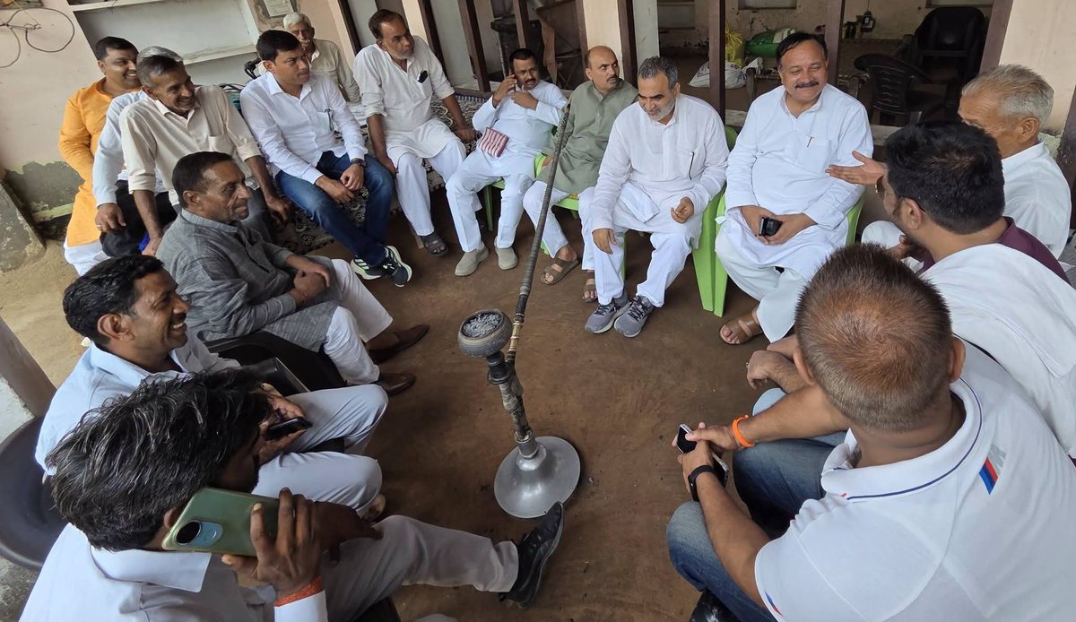 Maninder1370's tweet photo. सरधना विधानसभा के विभिन्न ग्रामों में हुए आकस्मिक
निधन की सूचना प्राप्त होने पर आज पूर्व केंद्रीय माननीय मंत्री एवं पूर्व सांसद मुजफ्फरनगर Dr Sanjeev Balyan जी,भाजपा के पूर्व जिलाध्यक्ष श्री Shiv Kumar Rana जी एवं सिवालखास विधानसभा क्षेत्र से भाजपा के पूर्व #प्रत्याशी श्री Maninder Pal Singh जी ने शोक संतप्त परिवारों से भेंट की।
​ग्राम #अझौता,#लावड_चिंदौड़ी,#झिंझाडपुर,#बहजदका, #रहावती,#नैड व #मीरपुर पहुंचकर दिवंगत आत्माओं को अपनी भावभीनी श्रद्धांजलि अर्पित की और शोकाकुल परिजनों से मिलकर उन्हें ढांढस बंधाया।
​"ईश्वर से प्रार्थना है कि पुण्यात्माओं को अपने श्रीचरणों में स्थान दें और इस असीम कष्ट की घड़ी में परिजनों को संबल व संताप सहने की शक्ति प्रदान करें ।
इस दौरान डायरेक्टर जिला सहकारी संघ मेरठ-बागपत डॉ. ओ.पी तोमर जी,क्षेत्रीय उपाध्यक्ष किसान मोर्चा श्री संदीप प्रधान जी,पूर्व मंडल अध्यक्ष श्री अनुज भाटी जी,पूर्व सदस्य जिला पंचायत मेरठ श्री भरतवीर गुर्जर जी,श्री जॉन धड़कन प्रधान जी,श्री विशाल पिलोना जी,श्री सूरज सभासद जी,श्री भोपाल सिंह जी,श्री कवीन्द्र सिंह जी,श्री रविंद्र चेयरमैन जी व पूर्व डायरेक्टर वीरेंद्र सिंह जी सहित ग्रामवासी साथ रहे ।