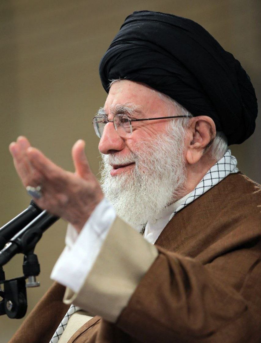 m_ghanavatii's tweet photo. ایران مظلوم اما مقتدر امروز که هر تجاوزی رو با توان نظامی بومی پاسخ داد؛مدیون ایران‌سازیِ سیدعلی خامنه‌ای‌ست حکیم بزرگی که سالها ولو یک تنه جلوی بلعیده ‌‌شدن ایران توسط دشمن‌ خارجی و مغرضان داخلی ایستاد،خاک نفر‌وخت، فرار نکرد،ماند و فاکتورهای تولید قدرت را تقویت کرد.
#باید_برخاست https://t.co/PrZZAa7wZp