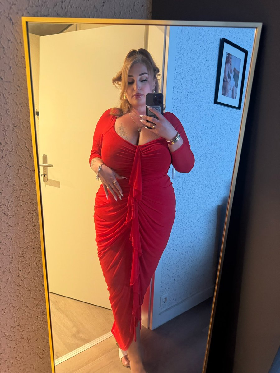 thequeencarbie's tweet photo. Wollte euch nur kurz mein Kleid von gestern zeigen :) https://t.co/3nXTzTvarx