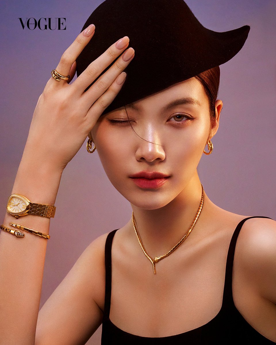 VogueThailand's tweet photo. ไม่ว่าจะเป็นนักแสดง ลูกสาว เพื่อน หรือไอดอล ออมชอบบทบาทไหนของตัวเองมากที่สุด

@ormmormm : ออมชอบบทบาทของการเป็นลูกสาวที่สุดค่ะ เพราะออมเป็นคนที่รักครอบครัวมาก ถัดมาก็คงเป็นบทบาทของการเป็นเพื่อนค่ะ ยิ่งโตขึ้นออมยิ่งรู้สึกว่าการมีเพื่อนที่ดีอยู่ข้างๆ เป็นสิ่งสำคัญมาก ส่วนอีกบทบาทหนึ่งที่ออมชอบก็คือการเป็นพี่ออม บทดารา (ยิ้ม) #VogueTHJuly2026 #VogueTHxOrm #BVLGARI 

เตรียมพบกับแฟชั่นเซ็ตเต็มพร้อมบทสัมภาษณ์ของเธอได้ในนิตยสารโว้กประเทศไทย ฉบับเดือนกรกฎาคม 2026 วางแผงทั่วประเทศเร็วๆ นี้!

ช่างภาพ : เอกรัชต์ อุบลศรี
สไตล์ไดเร็กเตอร์ : จิรัฏฐ์ ทรัพย์พิศาลกุล
นางแบบ : กรณ์นภัส เศรษฐรัตนพงศ์
ผู้ช่วยสไตลิสต์: กฤษณะ ฉั่วตระกูล และ ภัทรภร สมใจ
แต่งหน้า: สุรปรีย์ อชิรกุล
ทำผม: ศราวุฒิ ลาปะ
อาร์ตไดเร็กเตอร์: วิวาน วรศิริ
ฝ่ายโฆษณา: ณัชชา ชื่นอุระ