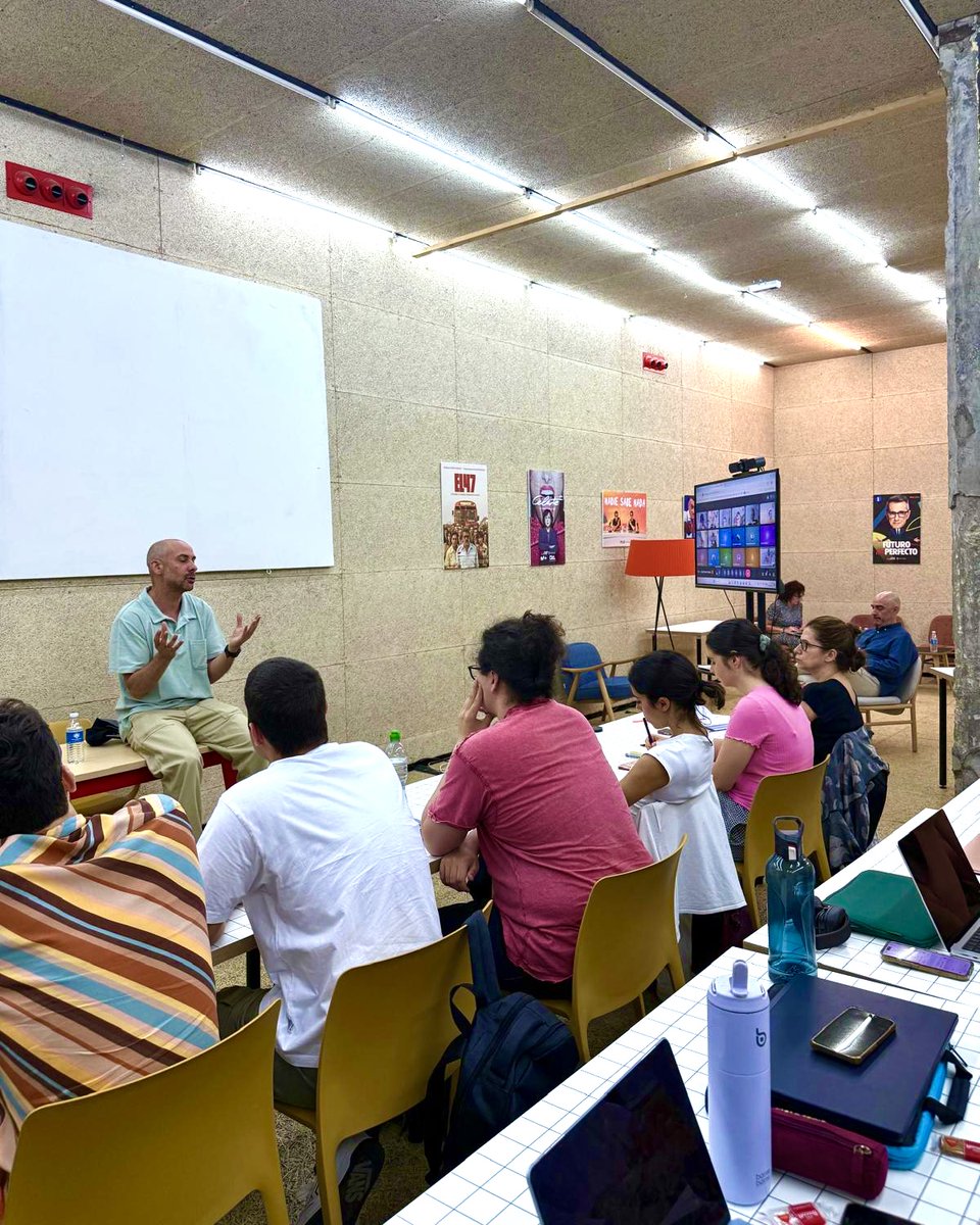 MasterGuionTMS's tweet photo. ¿Te imaginas aprender de quienes deciden qué historias llegan a la pantalla? Nuestros estudiantes ya lo hacen 😎

✨José Pastor, director de Cine y Ficción de @rtve
 ✨Óscar Prol, responsable de Entretenimiento de
@PrimeVideoES
✨Juan Antonio Vigar, director del @festivalmalaga https://t.co/4JtE3KJg4w