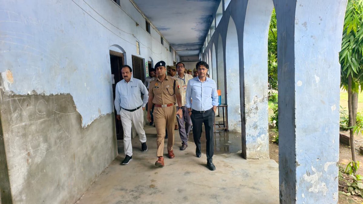 dmamroha's tweet photo. जिला मजिस्ट्रेट डॉ. नितिन गौड़ एवं पुलिस अधीक्षक लखन सिंह यादव ने उत्तर प्रदेश शिक्षक पात्रता परीक्षा के विभिन्न परीक्षा केन्द्रों का निरीक्षण कर सुरक्षा व्यवस्था, सीसीटीवी निगरानी, अभ्यर्थियों की प्रवेश व्यवस्था एवं अन्य व्यवस्थाओं का जायजा लिया। दोनों अधिकारियों ने संबंधित अधिकारियों को परीक्षा को पूर्णतः नकलविहीन, निष्पक्ष, पारदर्शी एवं शांतिपूर्ण ढंग से सम्पन्न कराने तथा आयोग के सभी दिशा-निर्देशों का कड़ाई से अनुपालन सुनिश्चित करने के निर्देश दिए।
@UPGovt  @CMOfficeUP @ChiefSecyUP @spgoyal
@InfoDeptUP @Comm_Moradabad