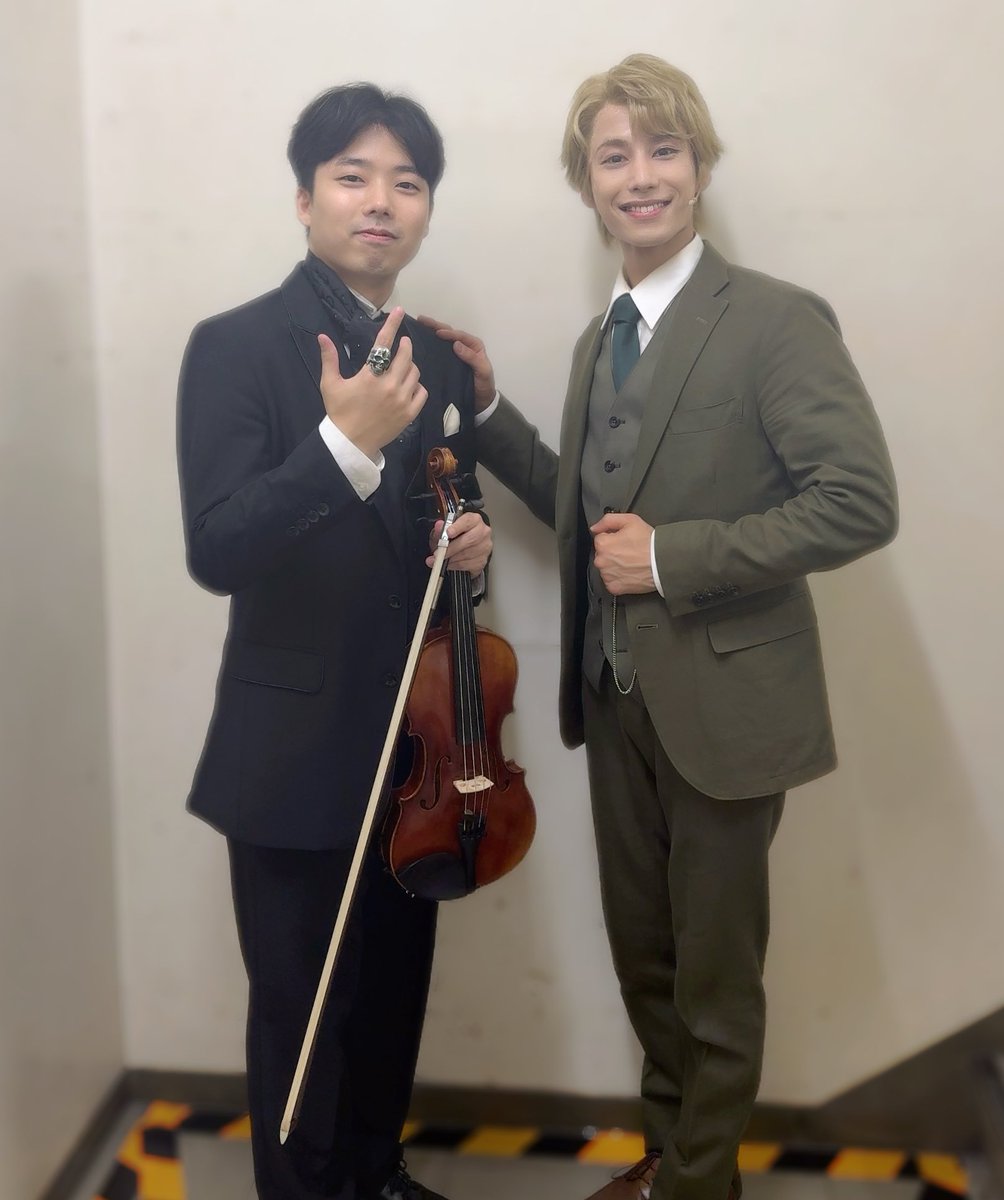shinichi1109's tweet photo. ミュージカル『憂国のモリアーティ』緋色の研究 Reprise
4公演目を無事に終えました！
ご来場くださった方々有難うございました！

同郷、東大阪の宝、周ちゃん🎻
大変誇らしい想いです♪

#モリミュ https://t.co/dNlcvc13Hd