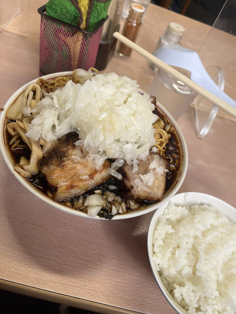 honbus's tweet photo. お疲れさまで酒♪

金曜休みで
会社の後輩くんと
2人ランチ〜

ラーメン梅乃家 さん@富津市
大ラーメン（辛口）+やくみ+ライス
テイクアウトでチャーシュー丼×2

久しぶりだったけど
すんげー
美味しかった〜
ごちそうさまでした♪
ε-(´∀｀; ) https://t.co/9dpACFFRVx