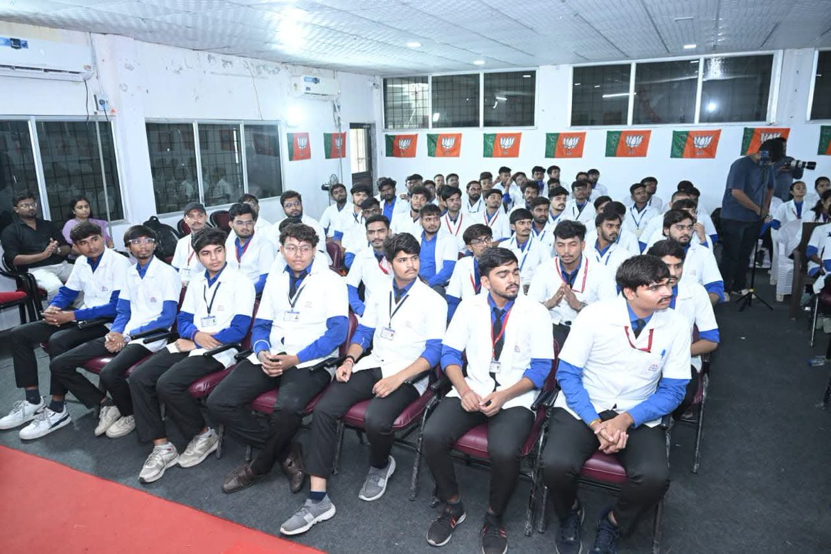 drhemangjoshimp's tweet photo. માનનીય પ્રદેશ અધ્યક્ષશ્રી @iJagdishBJP જી એ શહેરા વિધાનસભાના પ્રવાસ દરમ્યાન જય જલારામ હોમોયોપેથીક મેડિકલ કોલેજના વિદ્યાર્થીઓ સાથે સંવાદ કર્યો અને ભાજપ સરકાર દ્વારા વિવિધ ક્ષેત્રે થઈ રહેલા અભૂતપૂર્વ કાર્યોની જાણકારી આપી.
#One_Day_One_Assembly https://t.co/7PKDjd7iXS