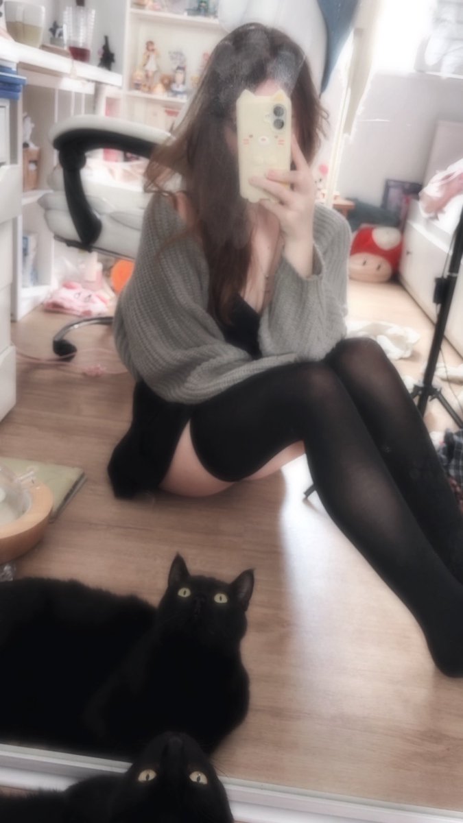 FrenchybreadOK's tweet photo. i miss kiki and using her as my cosplay cat prop for megumin an nimi https://t.co/7IuMCfh2Pv