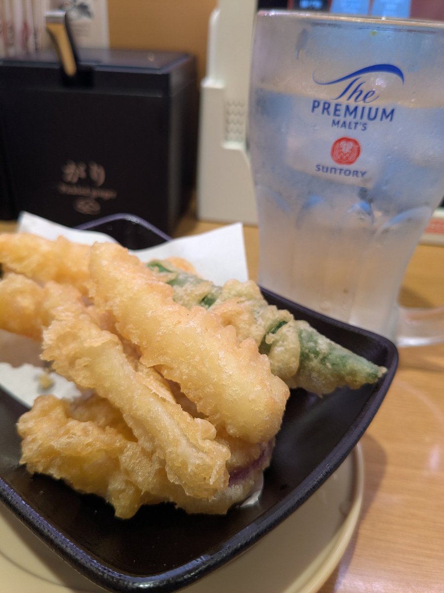 rio_mon's tweet photo. 焼き鮭ハラミのおにぎりならぬ、鮭ハラスの軍艦…。大人になるってこういうこと(？) https://t.co/js53CtbTSU