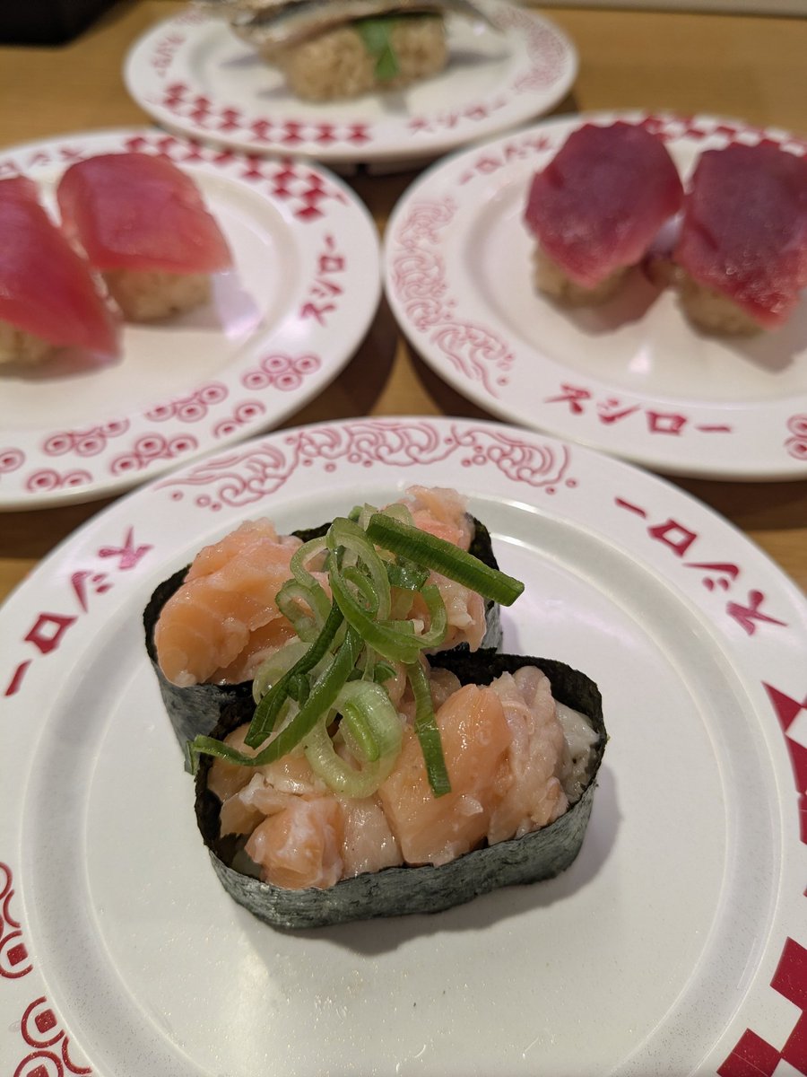 rio_mon's tweet photo. 焼き鮭ハラミのおにぎりならぬ、鮭ハラスの軍艦…。大人になるってこういうこと(？) https://t.co/js53CtbTSU