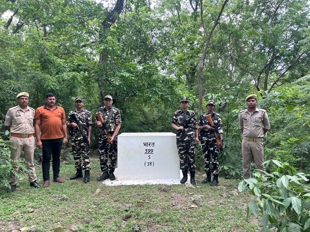 9BnSSB_INDIA's tweet photo. SSB 9वीं वाहिनी, बलरामपुर एवं स्थानीय पुलिस द्वारा भारत-नेपाल सीमा पर सीमा स्तंभों का संयुक्त जाँच।
#SSB_INDIA #FTRSSBLUCKNOW #SSBSHQGKP 
#BorderPillarsChecking 
#UPPolice https://t.co/pNa4vWOsDe