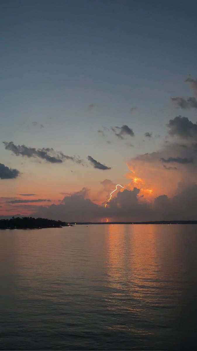 JMCJr_27's tweet photo. Cool picture of some summer showers yesterday from #lakemartin.  @spann https://t.co/x438wZen5Y