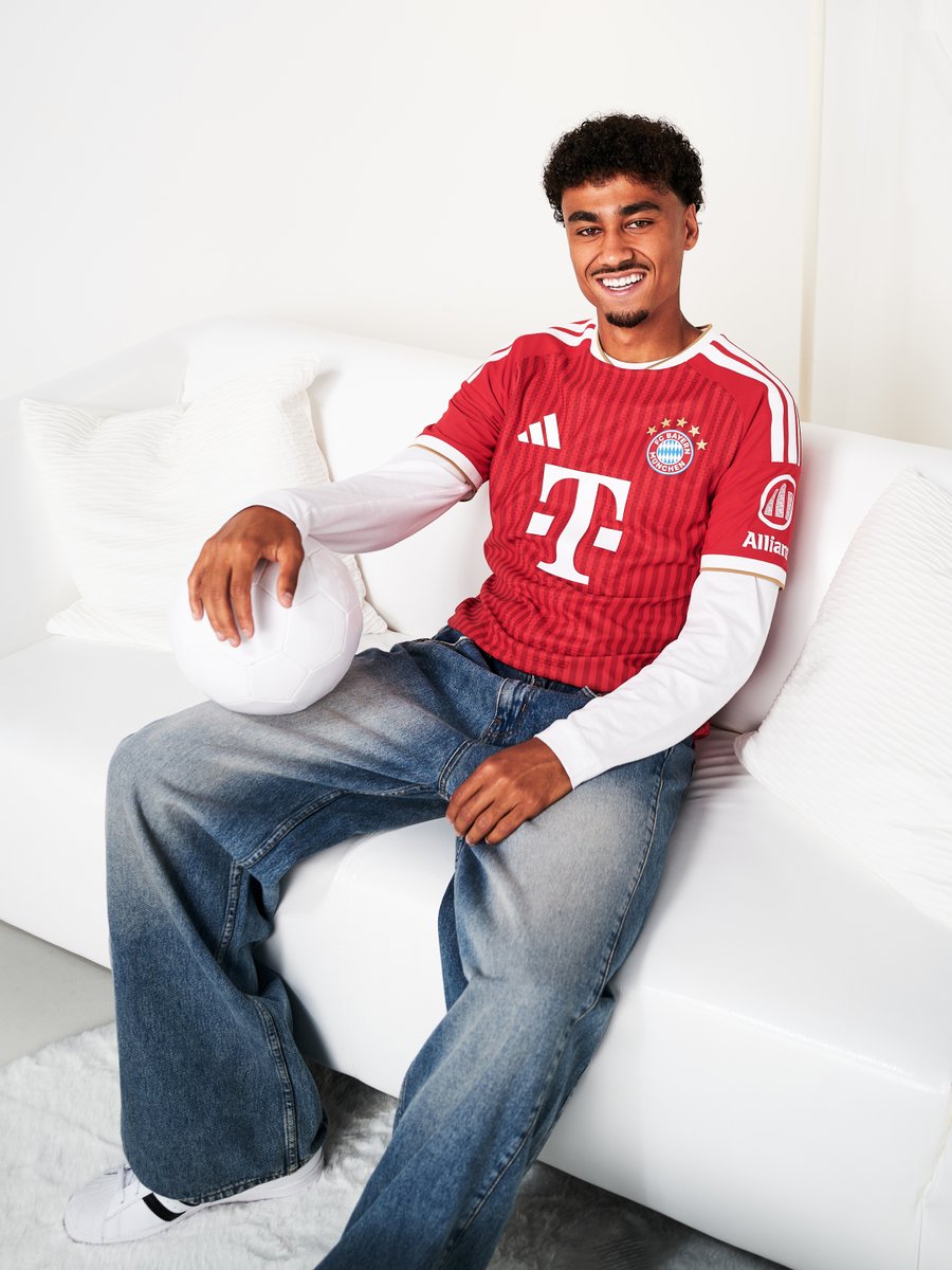 SpieltagIndo's tweet photo. RESMI! Bayern München merekrut bek kiri Timnas Jerman, Nathaniel Brown (23) dengan biaya transfer 55 juta euro dari Eintracht Frankfurt. Dia akan mendapat kontrak hingga 2031.

Langkah Bayern mengamankan Brown dan Saibari sebelum Pildun dimulai tampaknya tepat 👏 https://t.co/IwEEQ0qY6w
