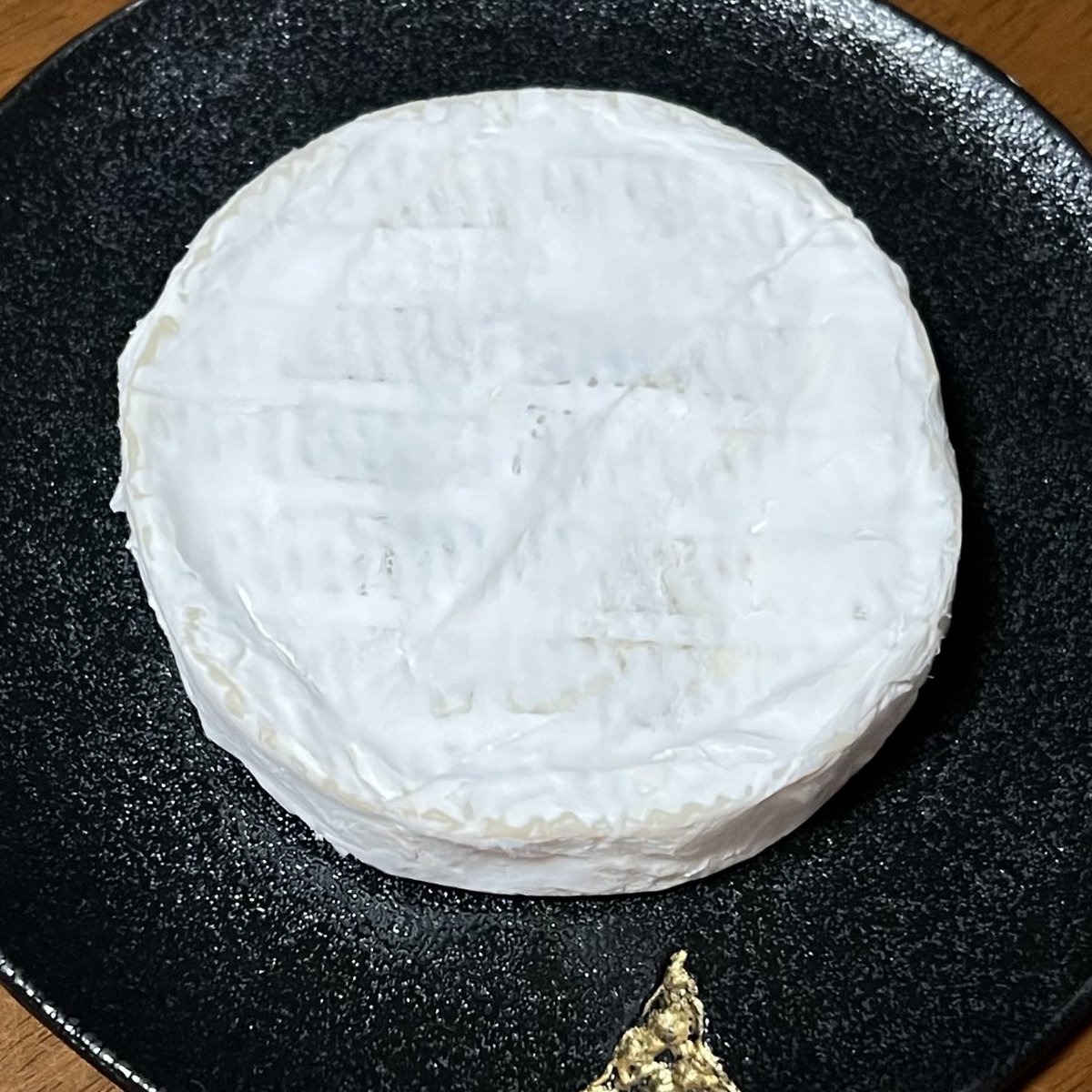 hideoharada's tweet photo. 今夜のチーズは、千葉県大多喜町・チーズ工房千senの白カビチーズ「七宝」。しばらくするとトロトロになる滑らかでミルキーな味わい。　#チーズ工房千 #大多喜町 #国産ナチュラルチーズ https://t.co/lhpqzq6GV0